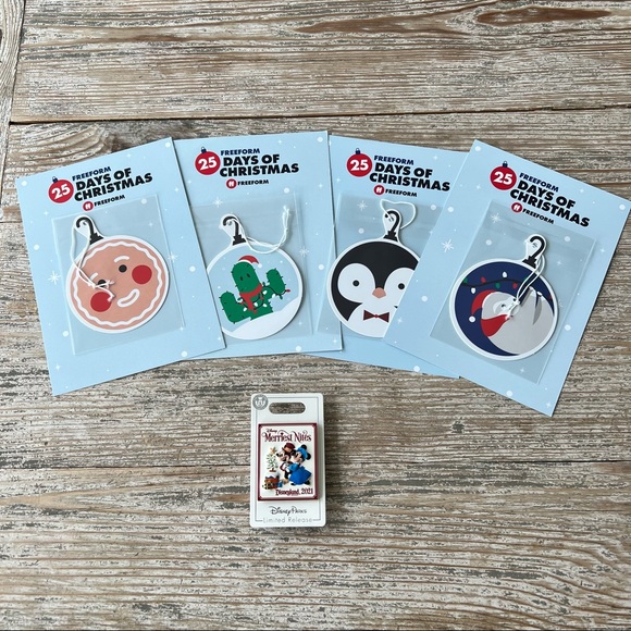 2021 DISNEYLAND DISNEY MERRIEST NIGHTS SOUVENIR PIN PLUS EXTRAS - Picture 3 of 8